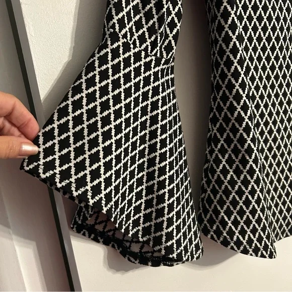 NWT Karen Kane Black & White Diamond Blouse Fitted Bell Sleeves Boat Neck Medium - Picture 5 of 8